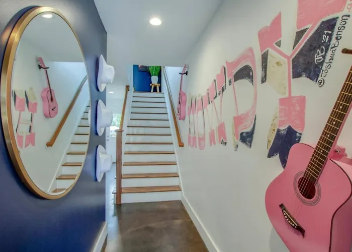 Howdy House New And Trendy With Rooftop Deck