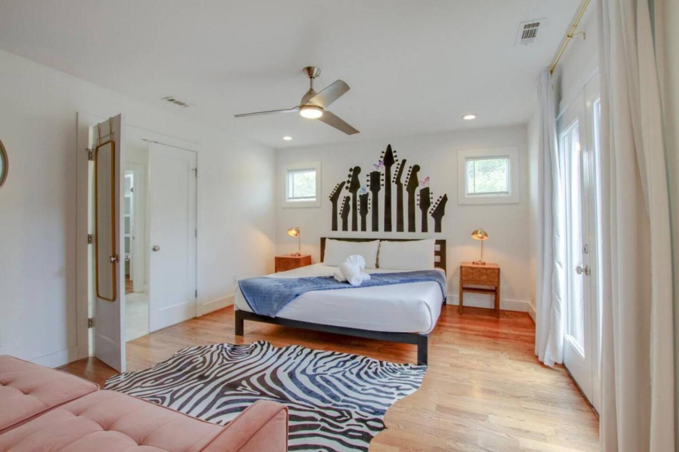 Howdy House New And Trendy With Rooftop Deck Holiday home Nashville