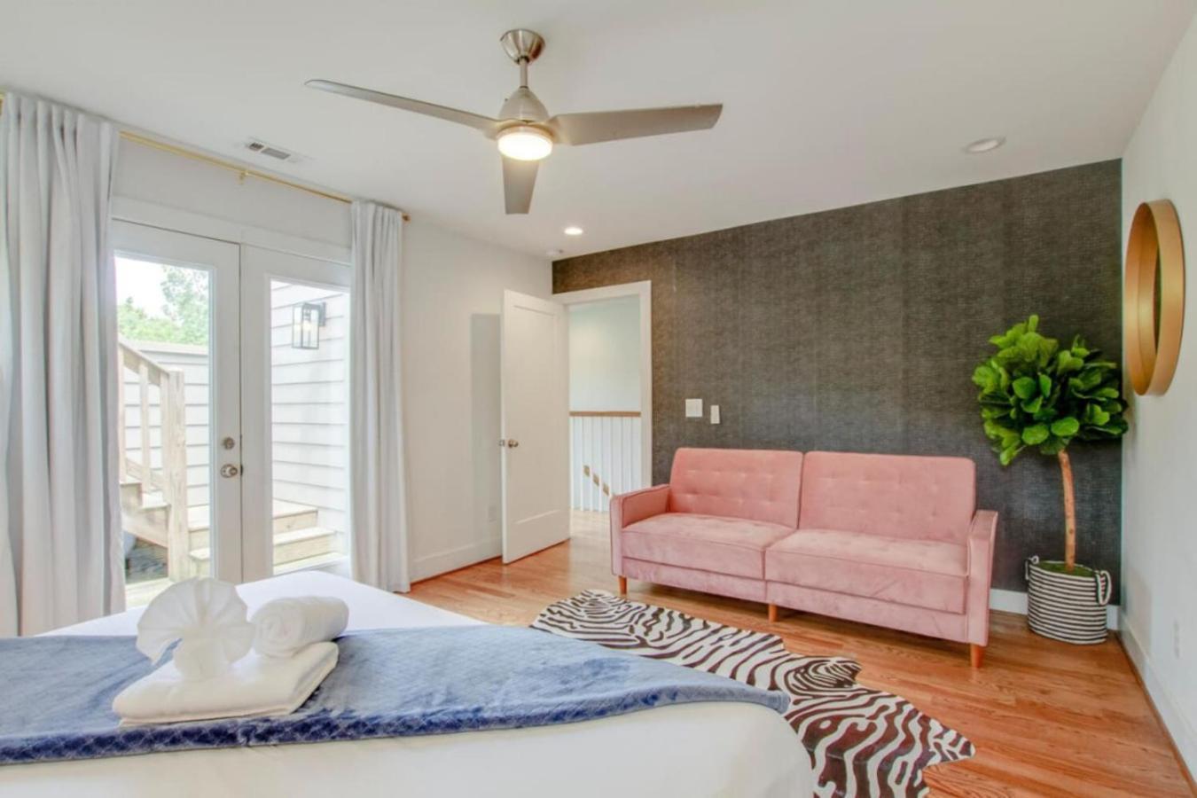 Howdy House New And Trendy With Rooftop Deck