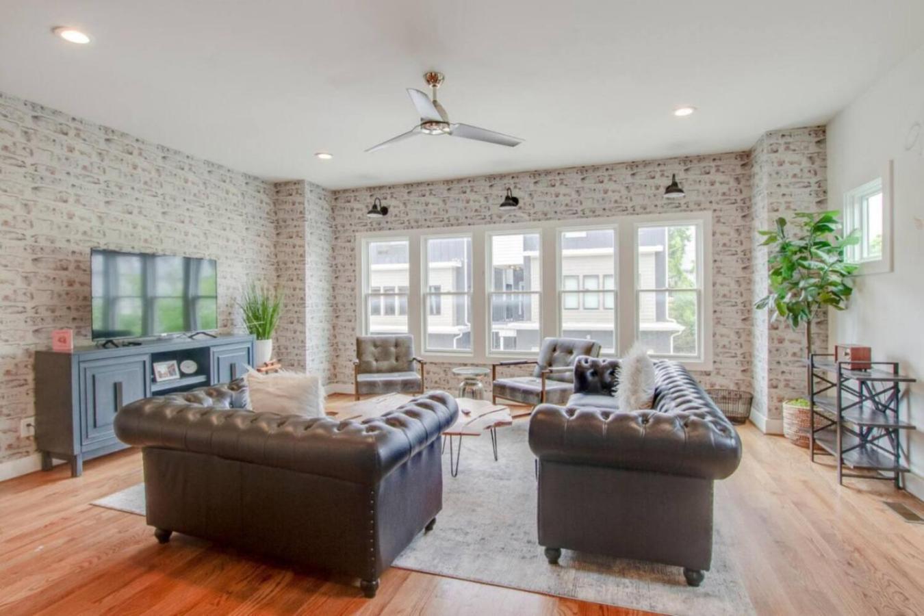 Howdy House New And Trendy With Rooftop Deck Holiday home Nashville