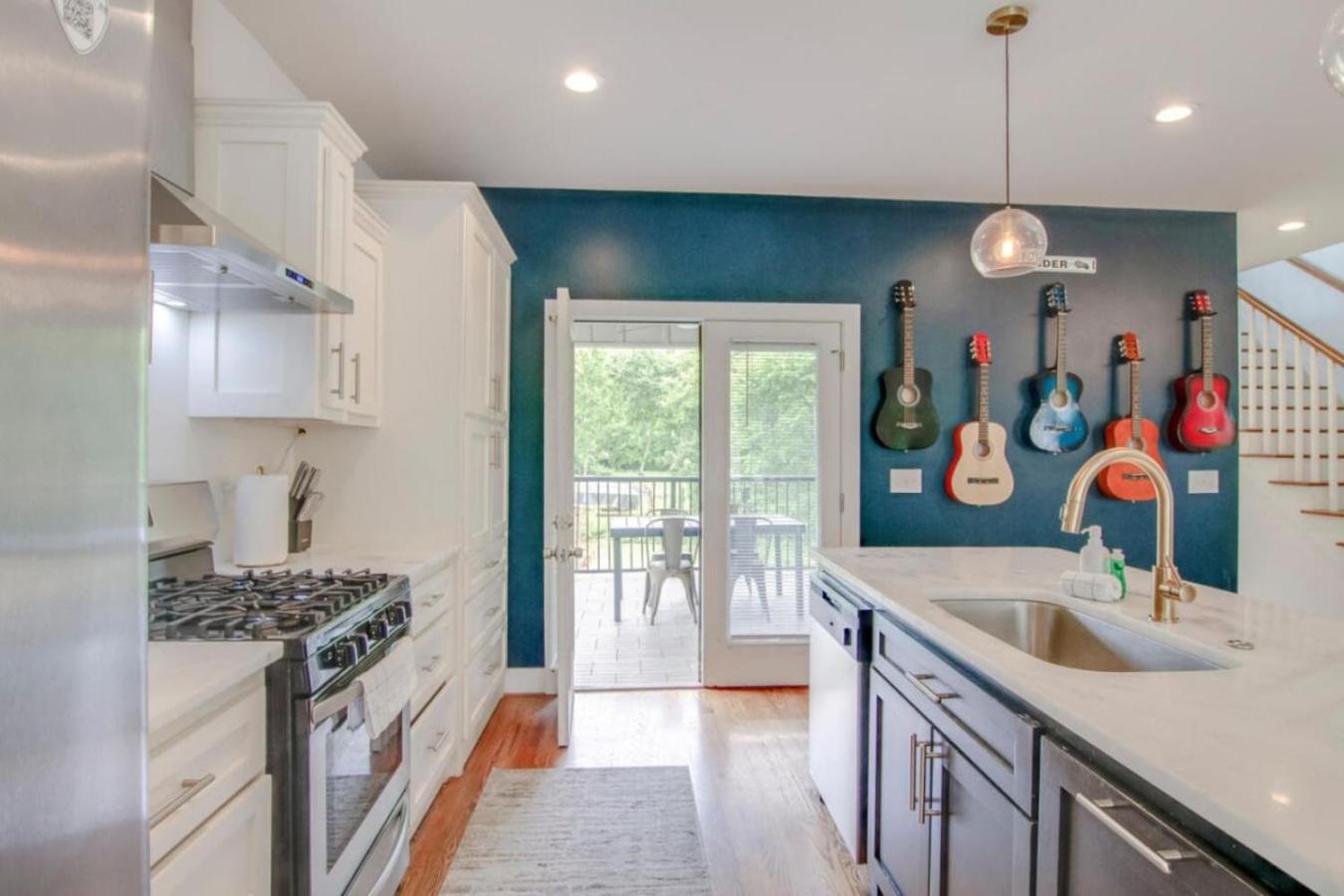 Howdy House New And Trendy With Rooftop Deck Holiday home Nashville