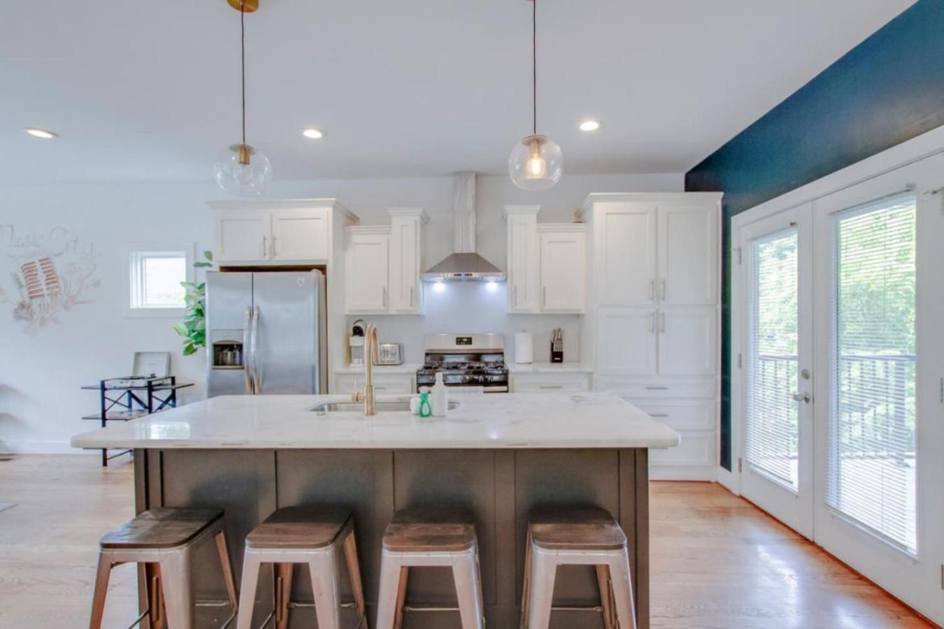 Howdy House New And Trendy With Rooftop Deck