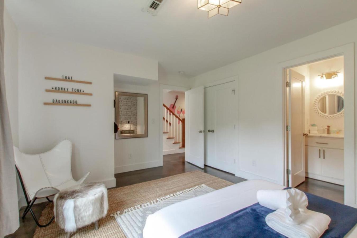 Howdy House New And Trendy With Rooftop Deck Holiday home *