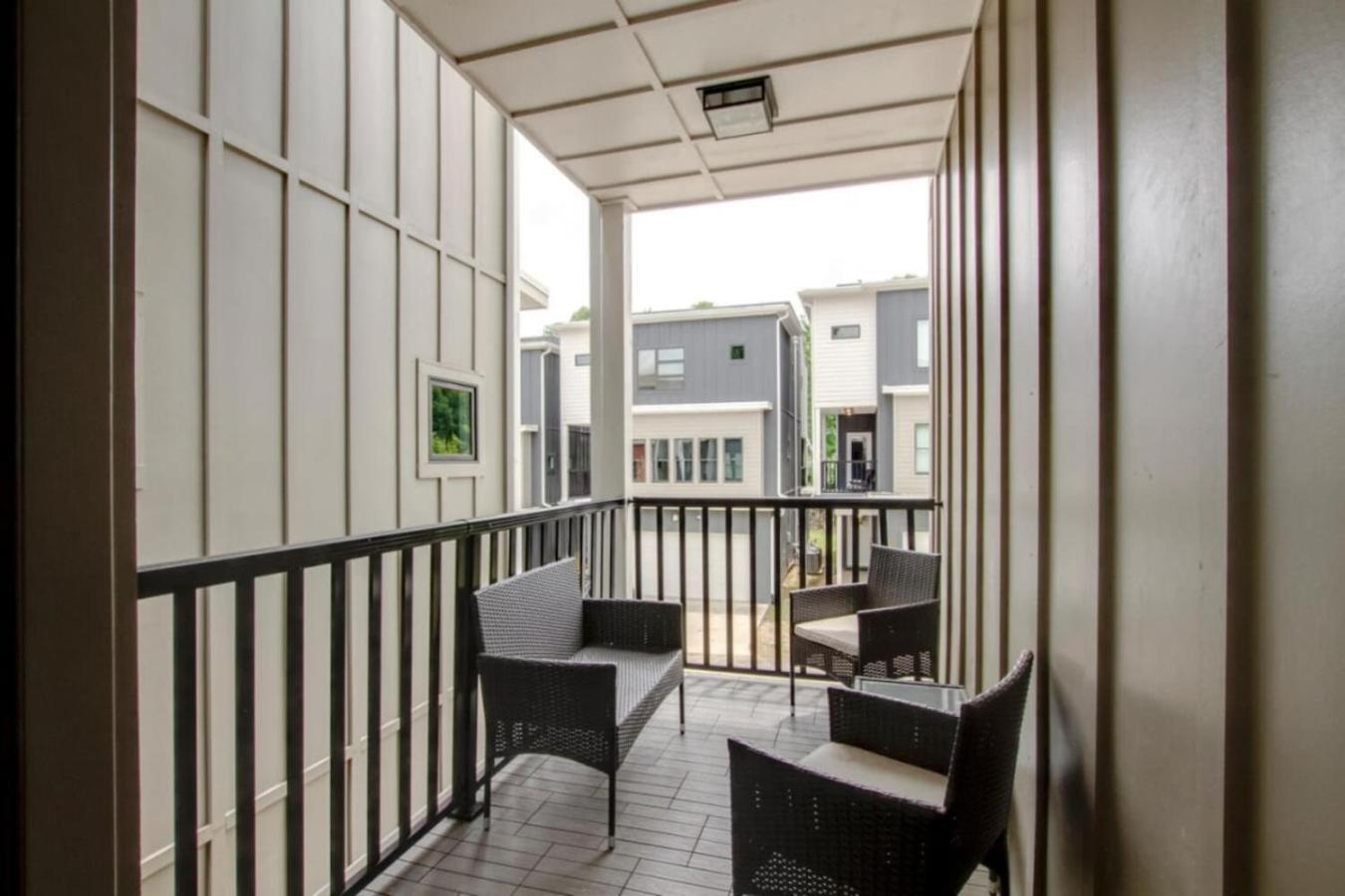 Holiday home Howdy House New And Trendy With Rooftop Deck