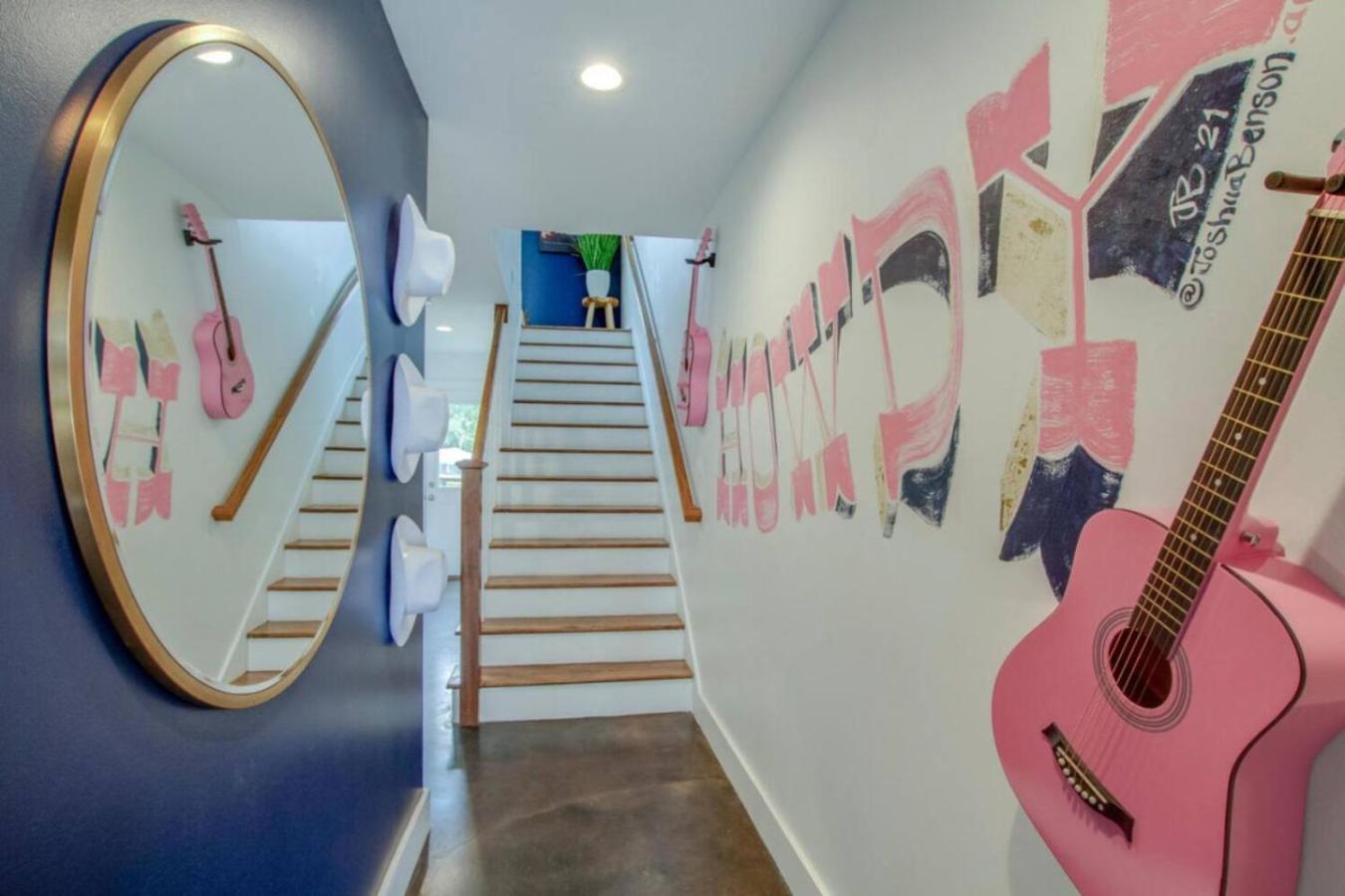 Howdy House New And Trendy With Rooftop Deck Holiday home Nashville