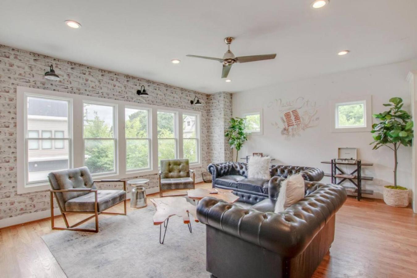 Howdy House New And Trendy With Rooftop Deck *