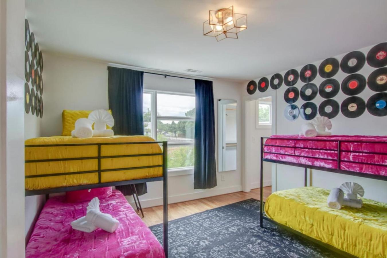 Holiday home Howdy House New And Trendy With Rooftop Deck
